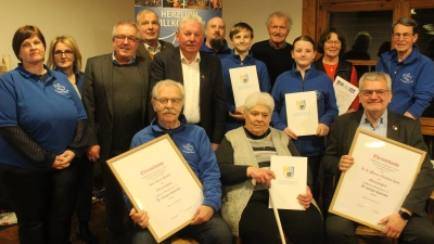 Die Lustigen Konrader ehren ihre langjährigen Mitglieder und ernennen Pfarrer Christian Kalis und Karl-Heinz Schell zu Ehrenmitgliedern. (Bild: Werner Krapf  )