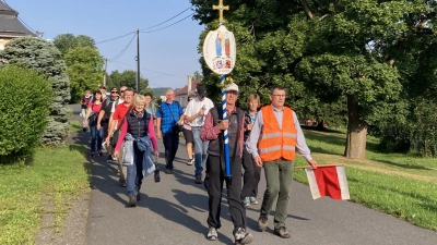 Gruppe der Fußwallfahrer vor Mähring nach St.Anna im Ort Hinterkotten. (Bild: Reinhard Legat)