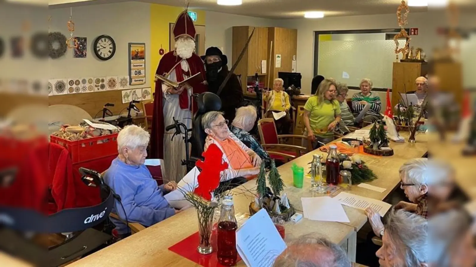 Nikolausbesuch im Seniorenzentrum Haus Frohnwiesen (Bild: Marita Haberkorn)