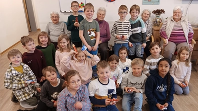 „Vorlese-Oma” Luzie Guttenberger mit Heimbewohnern und Erstklässlern nach dem Vorlesen. (Bild: Birgit Enders)