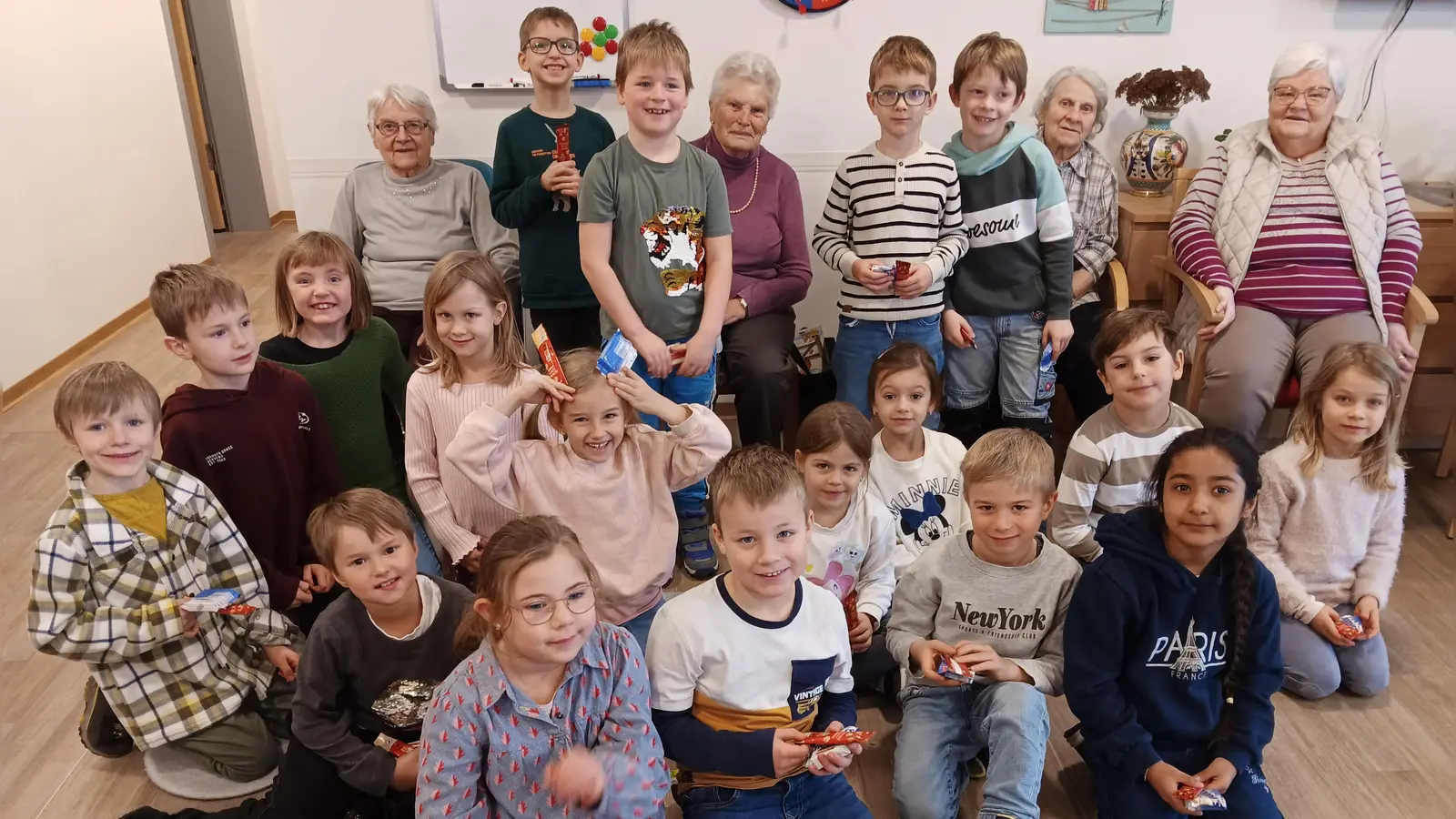 „Vorlese-Oma” Luzie Guttenberger mit Heimbewohnern und Erstklässlern nach dem Vorlesen. (Bild: Birgit Enders)
