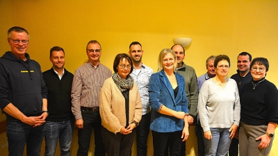 Die wiedergewählte Vorstandschaft zusammen mit den Geehrten: Von links, Bürgermeister Hermann Falk, 1. Vorsitzender Manuel Falk, Richard Falk, Anita Falk, Kassier Marco Meier, Schriftführerin Angelika Meyer, Betriebsleiter Daniel Kummer, Richard Ries, Monika Ries, 2. Vorstand Thomas Kummer und Küchenleiterin Brigitte Gnan.  (Bild: Fritz Dietl)