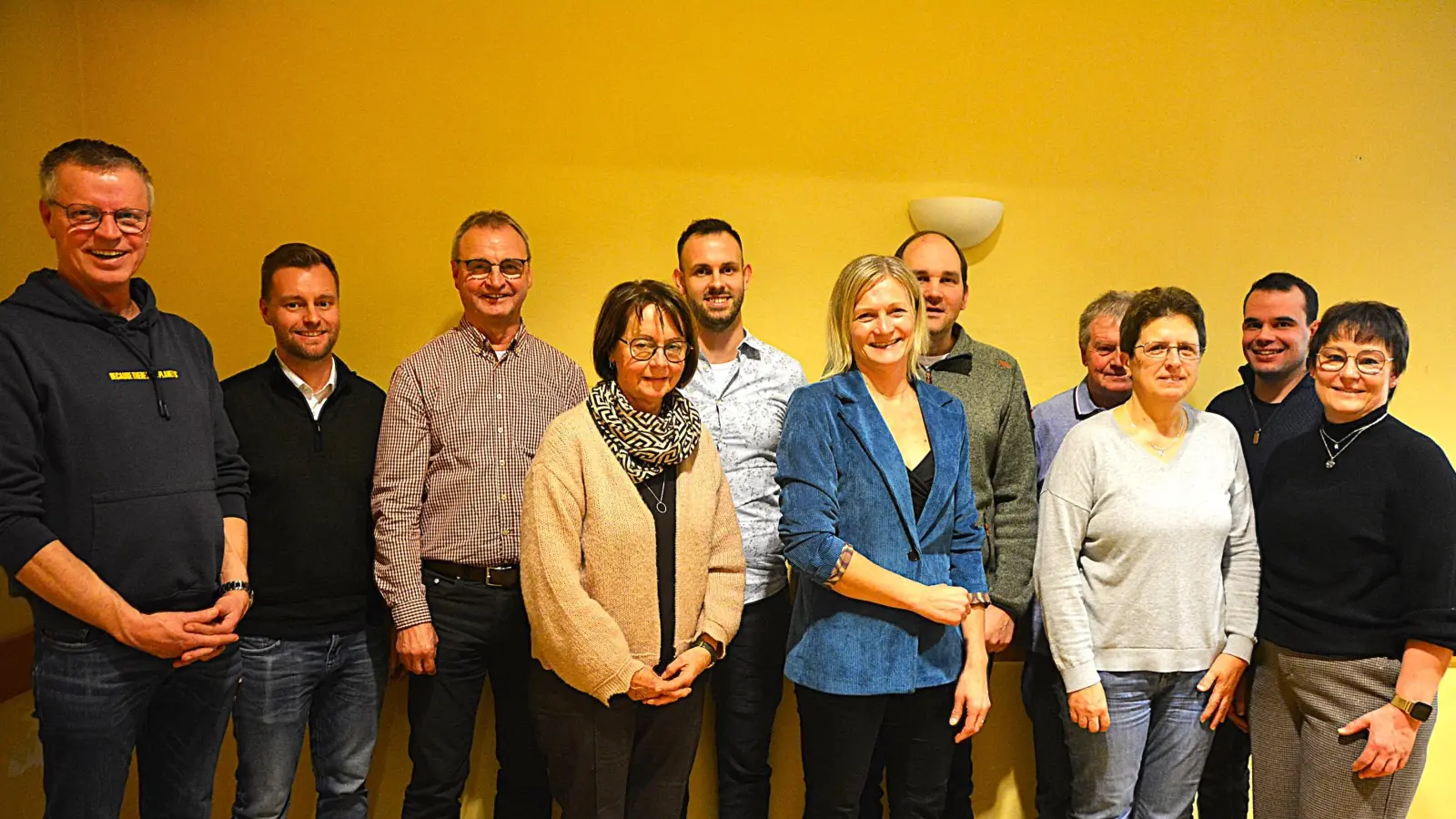 Die wiedergewählte Vorstandschaft zusammen mit den Geehrten: Von links, Bürgermeister Hermann Falk, 1. Vorsitzender Manuel Falk, Richard Falk, Anita Falk, Kassier Marco Meier, Schriftführerin Angelika Meyer, Betriebsleiter Daniel Kummer, Richard Ries, Monika Ries, 2. Vorstand Thomas Kummer und Küchenleiterin Brigitte Gnan.  (Bild: Fritz Dietl)