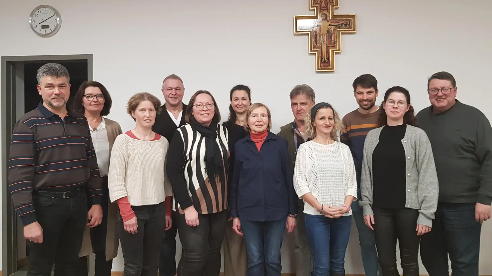 Bei der „Missionsbrücke Moosbach-Ndendule“ standen Neuwahlen an. Zum 1. Vorsitzenden wurde Bernhard Rom (links) und zur 2. Vorsitzenden Ulrike Schwingl (Dritte von links) gewählt. Dazu gratulierten Pfarrer Udo Klösel (rechts) und 3. Bürgermeister Helmut Meindl (Vierter von links). (Bild: Peter Garreiss)