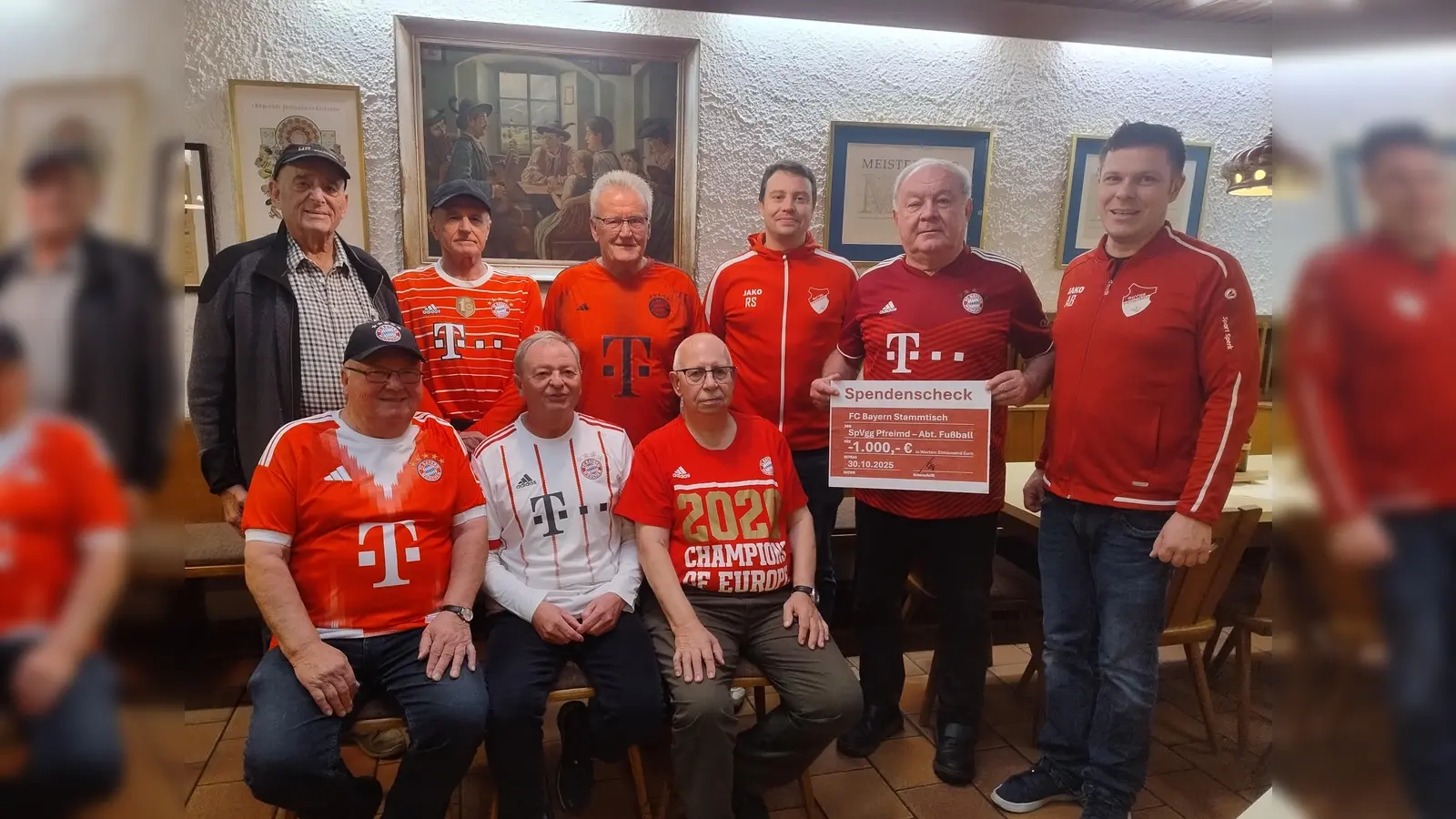 FC Bayern-Stammtisch bei der Spendenübergabe (Bild: Andreas Baumann)