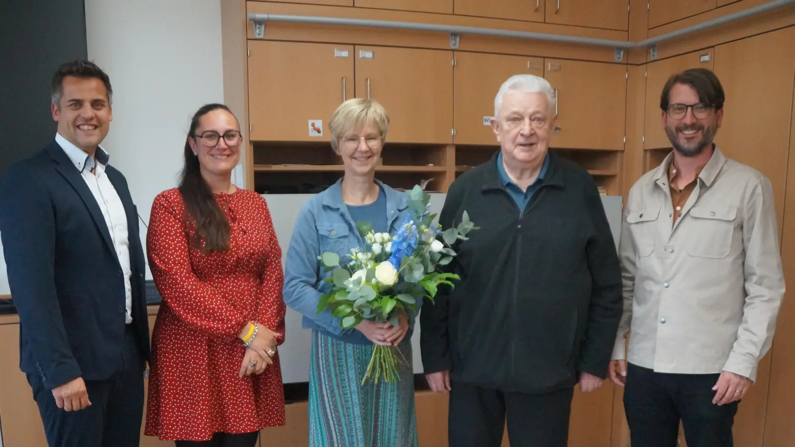 Rektorin Friederike Bösl wurde vom Fördervereinsvorsitzenden Karl-Heinz Stoppa (zweiter von rechts) verabschiedet. Bösl dankte den Partnern in der Schulleitung, Julia Kopp (zweite von links) und Peter Grosser (rechts). (Bild: Elfriede Weiß)