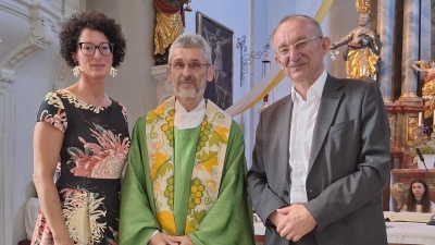Gratulation der Pfarreiengemeinschaft von links: stellvertr. PR-Sprecherin von St. Margareta Yvonne Ketzer, Pfarrer Helmut Brügel, Kirchenpfleger von St. Vitus Dr. Martin Nagler (Bild: Anita Hartmann)