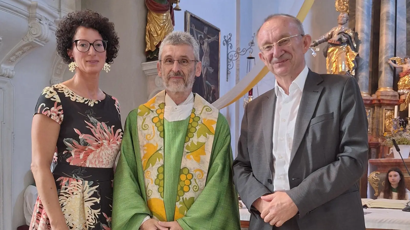 Gratulation der Pfarreiengemeinschaft von links: stellvertr. PR-Sprecherin von St. Margareta Yvonne Ketzer, Pfarrer Helmut Brügel, Kirchenpfleger von St. Vitus Dr. Martin Nagler (Bild: Anita Hartmann)
