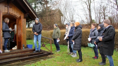 PGR-Sprecherin Irmgard Glaser (links) gab auf einfühlsame Weise ausgezeichnete geistliche Impulse mit auf den adventlichen Weg. Hier an der Hauskapelle von Hans Bock. (Bild: Josef Böhm)
