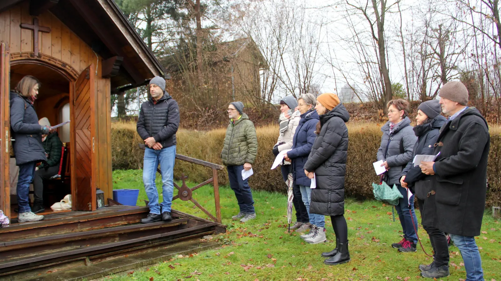 PGR-Sprecherin Irmgard Glaser (links) gab auf einfühlsame Weise ausgezeichnete geistliche Impulse mit auf den adventlichen Weg. Hier an der Hauskapelle von Hans Bock. (Bild: Josef Böhm)