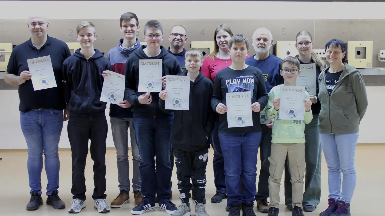 Die Vereinsmeister der einzelnen Klassen mit Schießleiterin Stefanie Kryschak (rotes Shirt). (Bild: Thomas Kryschak)
