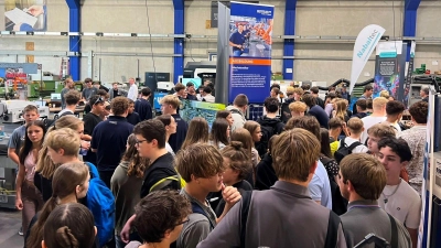 Knapp 500 Schüler von 16 verschiedenen Real- und Mittelschulen aus dem Landkreis informierten sich über mögliche Ausbildungsberufe. (Bild: Katrin Inhofer)
