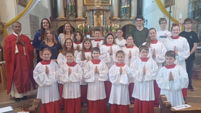 Sechs verabschiedete und sechs neu aufgenommene Ministranten (Bild: Leni Götz)