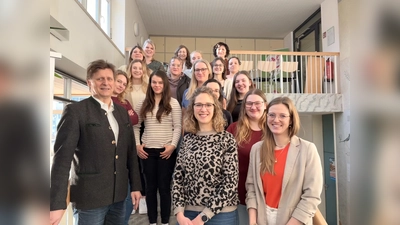 16 Studierende starteten mit der Teilzeitschule für Ernährung und Haushaltsführung. Behördenleiter Reinhold Witt (vorne links) begrüßt mit den Lehrkräften die Studierenden zum ersten Schultag. (Bild: Sandra Ernstberger)