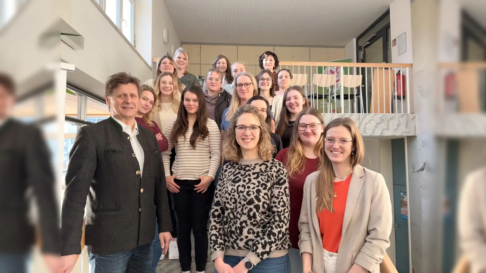 16 Studierende starteten mit der Teilzeitschule für Ernährung und Haushaltsführung. Behördenleiter Reinhold Witt (vorne links) begrüßt mit den Lehrkräften die Studierenden zum ersten Schultag. (Bild: Sandra Ernstberger)