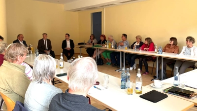 Der Seniorenbeirat des Landkreises Wunsiedel besuchte den Medizin Campus Selb und stellte zahlreiche Fragen an Vorstand Alexander Meyer, Landrat Peter Berek und Pflegedirektor Manuel Schaumberger. (Bild: Peggy Kuniss-Pfeiffer)