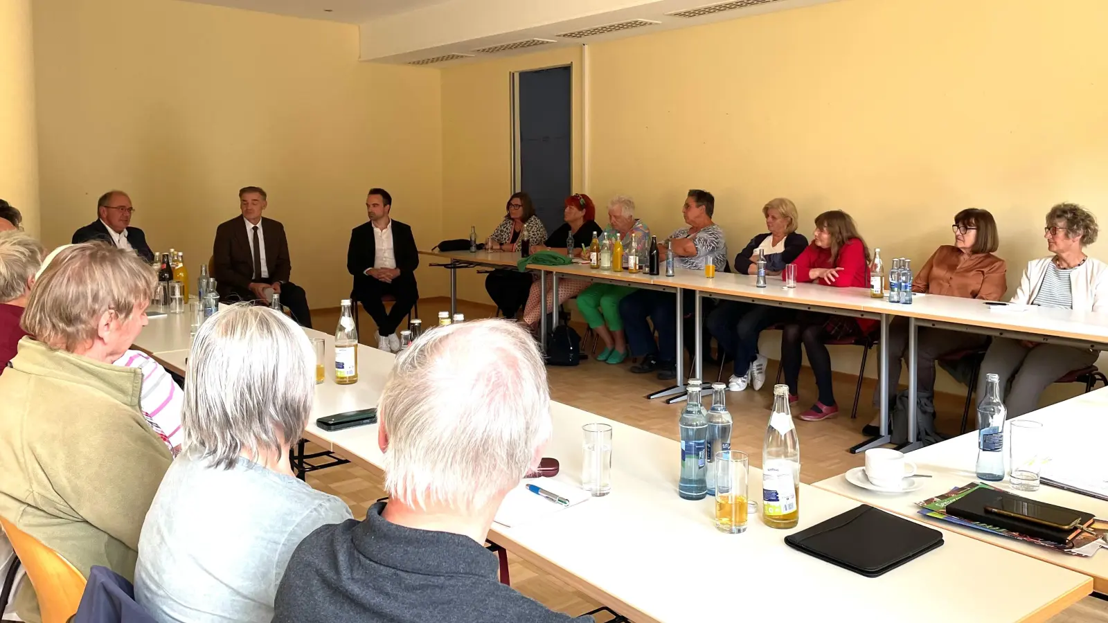 Der Seniorenbeirat des Landkreises Wunsiedel besuchte den Medizin Campus Selb und stellte zahlreiche Fragen an Vorstand Alexander Meyer, Landrat Peter Berek und Pflegedirektor Manuel Schaumberger. (Bild: Peggy Kuniss-Pfeiffer)