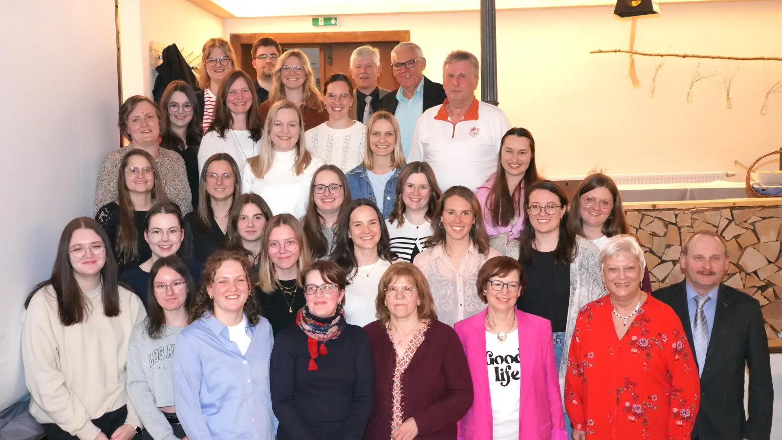 Der Gesang- und Orchesterverein blickt im Kühnhauser - Saal auf das letztjährige 125- jährige Jubiläum zurück, verabschiedete die bisherige Vorstandschaft und dankt vielen Sängerinnen für ihr Engagement in den Chören tonArt und amicanti. (Bild: Franz Völkl)