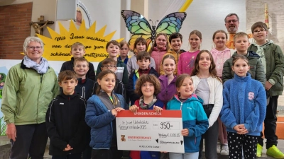 Die Erstkommunionkinder bei der Spendenübergabe. (Bild: Susanne Scheuerer)