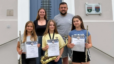 Amelie Baumer (von links), Milena Saller und Sophia Baumer freuen sich über die Urkunde der bestandenen D1-Prüfung. Die beiden Vorsitzenden Leni Juraske und Lucas Gillitzer gratulieren. (Bild: Stefan Karl)