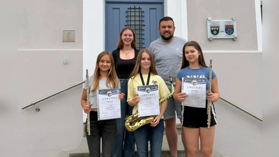 Amelie Baumer (von links), Milena Saller und Sophia Baumer freuen sich über die Urkunde der D1-Prüfung. Die beiden Vorsitzenden Leni Juraske und Lucas Gillitzer gratulieren. (Bild: Leni Juraske)