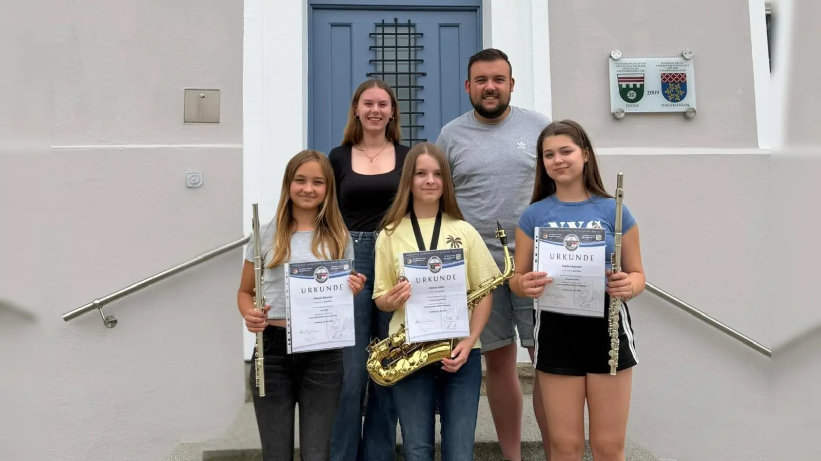 Amelie Baumer (von links), Milena Saller und Sophia Baumer freuen sich über die Urkunde der D1-Prüfung. Die beiden Vorsitzenden Leni Juraske und Lucas Gillitzer gratulieren. (Bild: Leni Juraske)