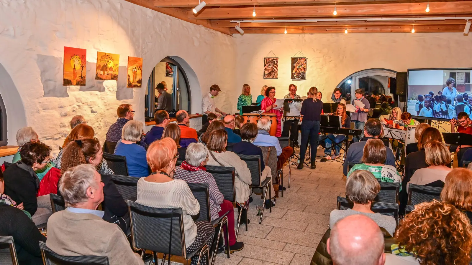 Viel Beifall bekam bei einen Afrikanischen Abend in Erbendorf der Singkreis Cantiamo (vorne). Die Sängerinnen und Instrumentalisten um Karin Gerolstein unterstützten dabei den Arbeitskreis Asante e.V. und verhalfen zu einem gelungenen Abend. (Bild: Dr. Siegfried Steinkohl)