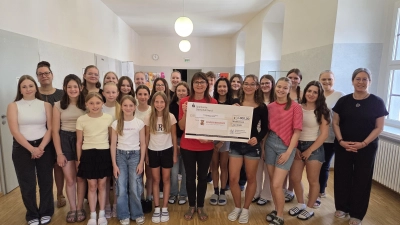 Die Klassensprecherinnen aller Klassen mit Beate Gmeiner von der Kinderkrebshilfe und Schülersprecherin Annalena Keil (Mitte - mit dem Scheck), den Verbindungslehrerinnen Astrid Krauß (2. von links) und Daniela Zahn (2. von rechts) sowie Schulleiterin Kerstin Reiter (1. von rechts) (Bild: Gerhard Skupin)