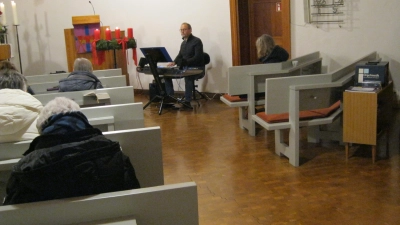 Bernhard Götz spielte diesmal im Licht des Adventskranzes. (Bild: Kurt Seibold)