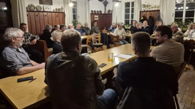 Engagierte Diskussionen und spürbare Leidenschaft: Die Bürgerliste Miteinander setzt auf Sachverstand und Zusammenhalt – auch beim Thema Dorfweiher Rackenthal. (Bild: Hans Eibauer)