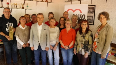 Im Bild von links Reimund Zeitler (Ausscheider ), Sibylle Sperber, Robert Friedrich, Petra Schmidt, Gudrun Turbanisch, Johann Ascherl, Petra Landgraf, Maria Adam. Vorne Waltraud Haberkorn, 1. Bgm. Karl-Heinz Budnik, Cornelia Bauer, Doris Bauer, Stadträtinnen Renate Nastvogel und Annette Dietl.  (Bild: Petra Schmidt )