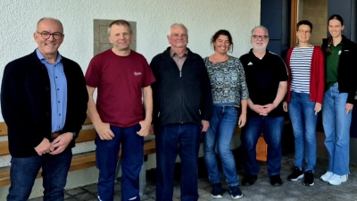 Einblicke in die Stiftlandwerkstätten St. Elisabeth in Mitterteich: Standortleiter Josef Waidhas (links) und Andreas Kraus (2. von links) mit den Teilnehmenden der Kolpingsfamilie Friedenfels. (Bild: Reiner Gärtner )
