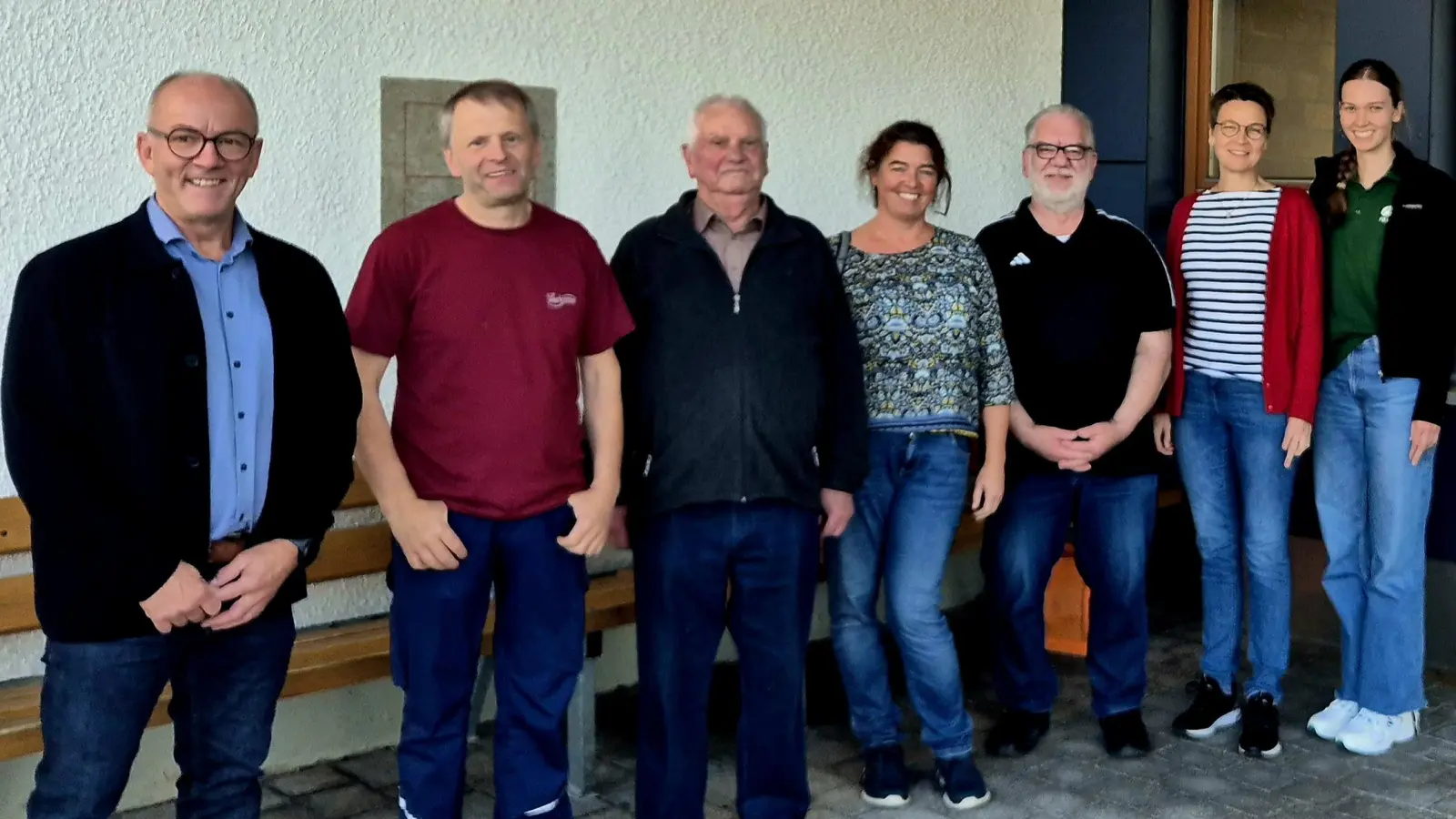Einblicke in die Stiftlandwerkstätten St. Elisabeth in Mitterteich: Standortleiter Josef Waidhas (links) und Andreas Kraus (2. von links) mit den Teilnehmenden der Kolpingsfamilie Friedenfels. (Bild: Reiner Gärtner )