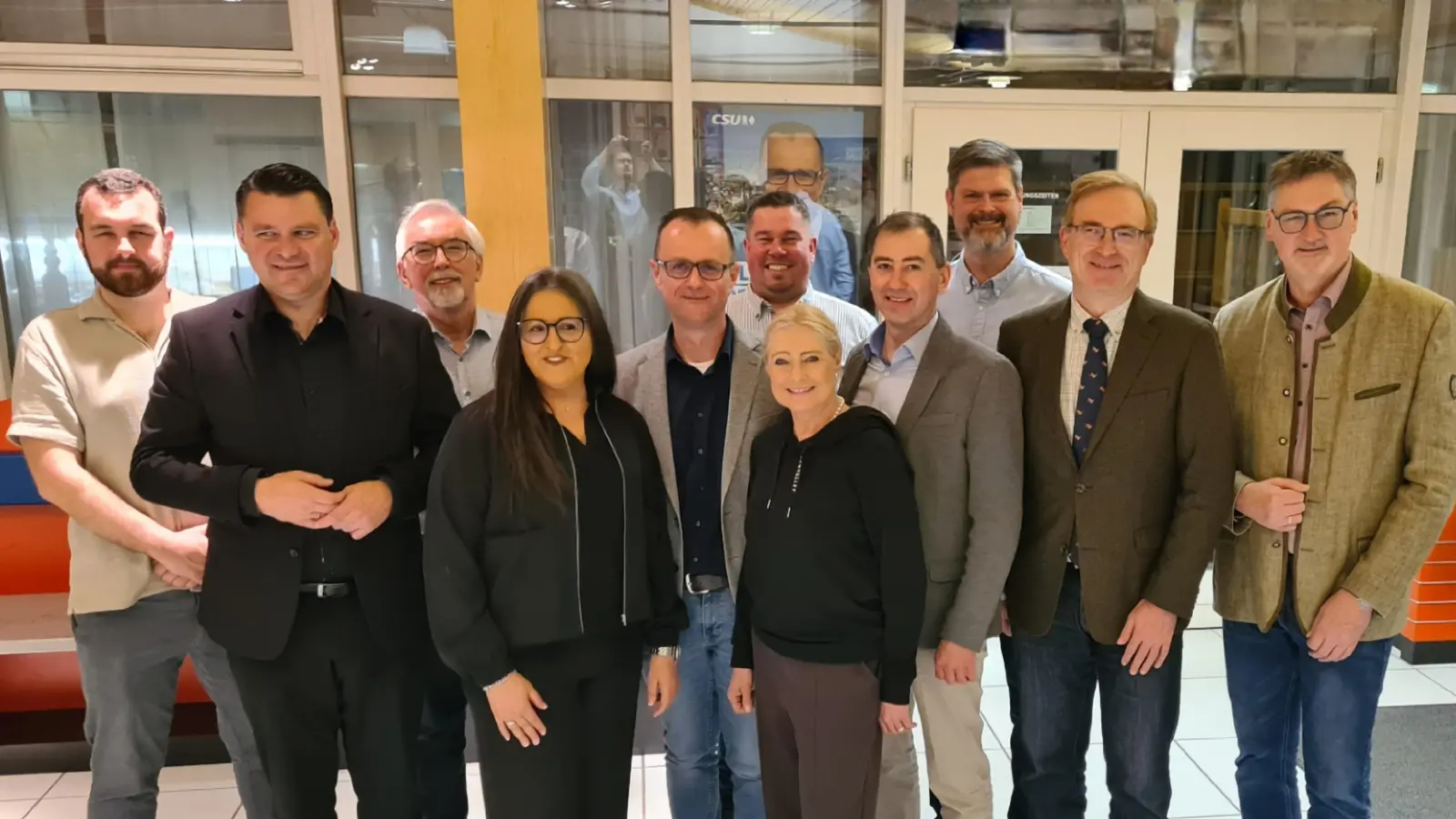 Roland Forster (Mitte) mit Vertretern des Ortsverbandes und Ehrengästen. (Bild: Maximilian Prebeck)