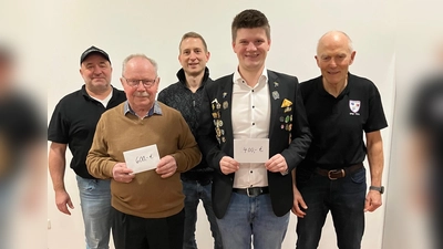 Robert Steinkohl (600 Euro) und Martin Reis (400 Euro) bedanken sich beim FC Hirtweiher, die durch Kassier Anton Keilwerth (hinten links), Schriftführer Christian Bösl und 2. Vorsitzenden Josef Bösl vertreten sind. (Bild: Franz Ficker)