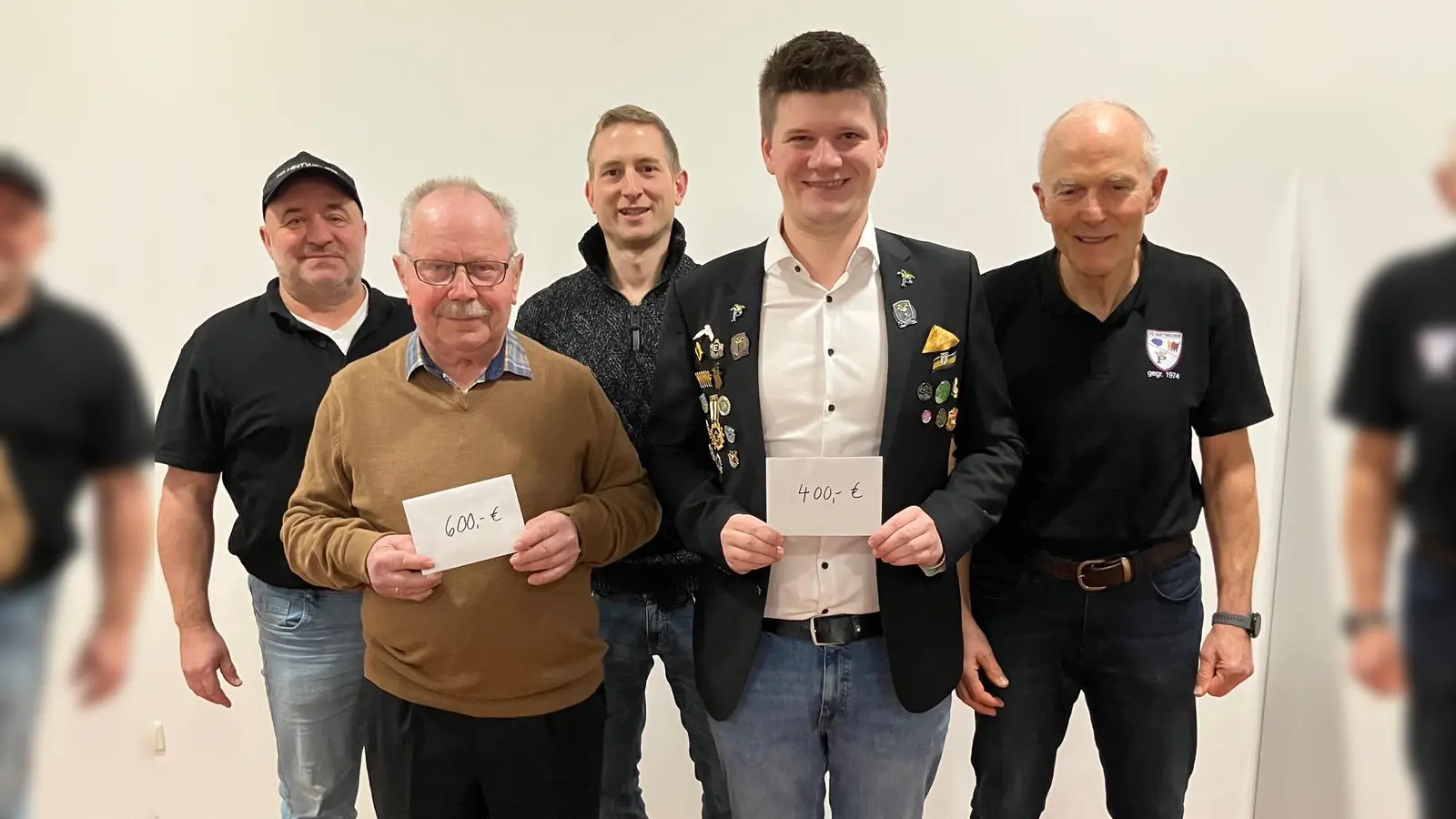 Robert Steinkohl (600 Euro) und Martin Reis (400 Euro) bedanken sich beim FC Hirtweiher, die durch Kassier Anton Keilwerth (hinten links), Schriftführer Christian Bösl und 2. Vorsitzenden Josef Bösl vertreten sind. (Bild: Franz Ficker)