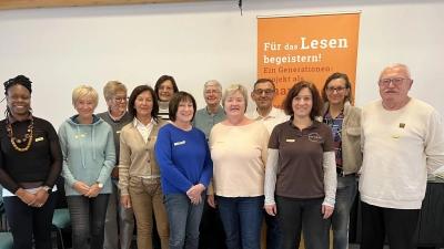 Marie Corain und Maria Hirschauer (mit den brauen T-Shirts) leiteten den Workshop bei den Lesepaten der AOVE im Hahnbacher BuchHaus. (Bild: Marianne Moosburger)