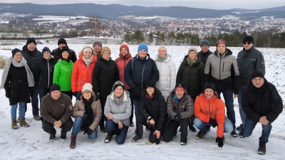 Die lange Strecke der Neujahrswanderung bot eine herrlichen Ausblick auf das verschneite Neunburg. (Bild: Simon Rosner)