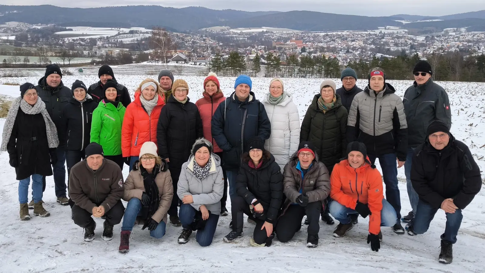 Die lange Strecke der Neujahrswanderung bot eine herrlichen Ausblick auf das verschneite Neunburg. (Bild: Simon Rosner)