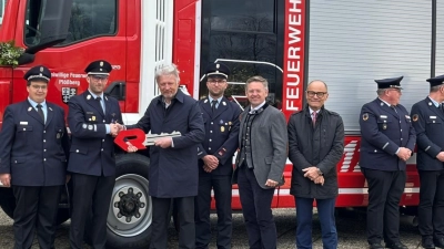Die offizielle Schlüsselübergabe von Bürgermeister Lothar Müller (dritter von links) an den Kommandanten Christian Zölch (zweiter von links) der Plößberg Wehr. (Bild: Maximilian Haas)