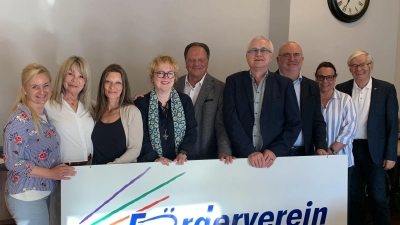 Der neue Vorstand des Musikschul-Fördervereins mit der Leiterin der Musikschule Katja Kellner. Von links: Katja Kellner, Monika Jahreis, Manuela Sommerer, Silke Linder, Erwin Jahreis, Matthias Schinner, Harald Schmaus, Dr. Elisabeth Kapsch und Horst Geißel. (Bild: Katja Kellner)