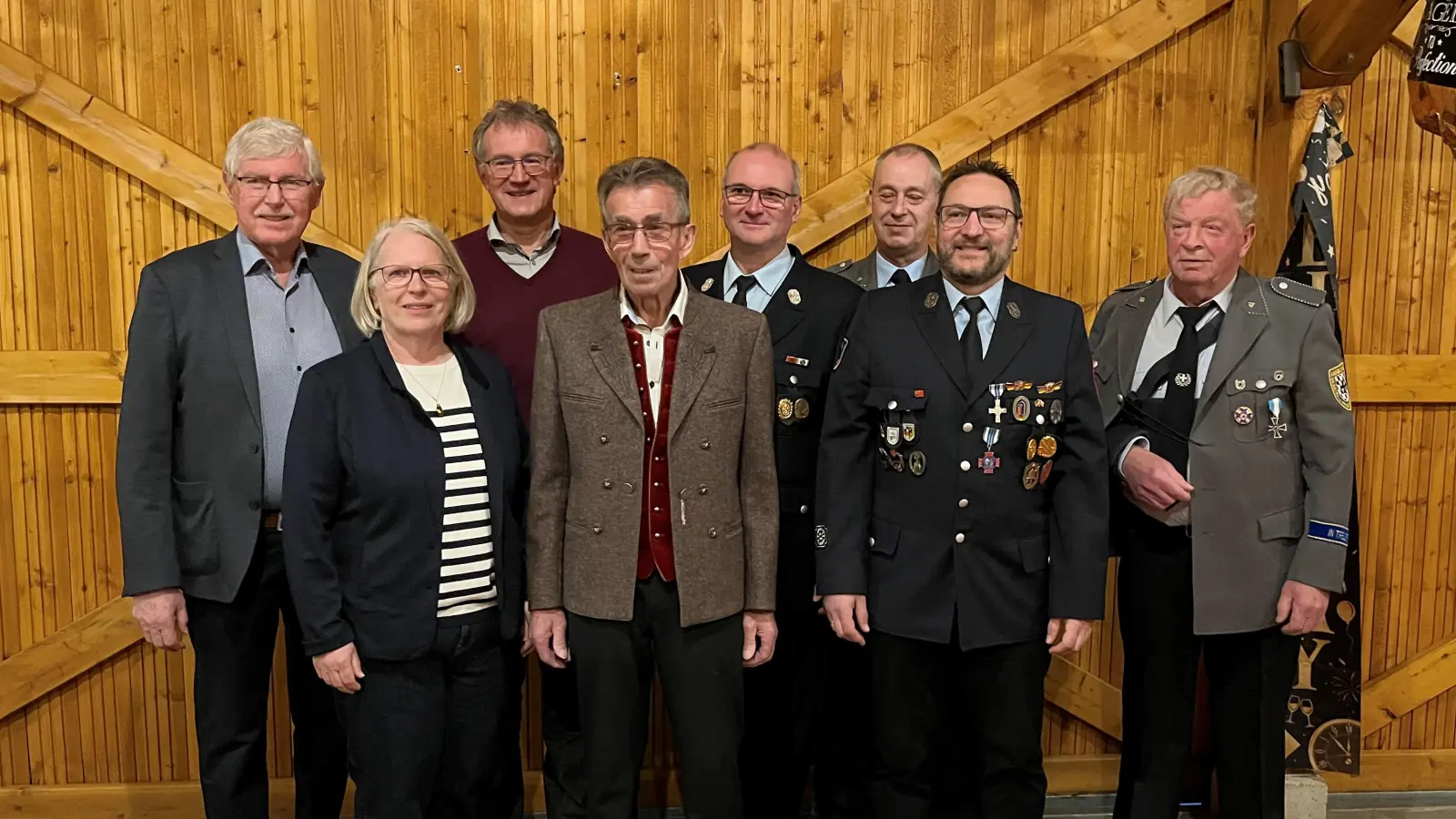 Zum 75. Geburtstag von Anton Kiener (Vierter von links) aus Unterauerbach kamen zahlreiche Vereinsvertreter, um Glückwünsche zu überbringen. (Bild: Franz Grabinger)