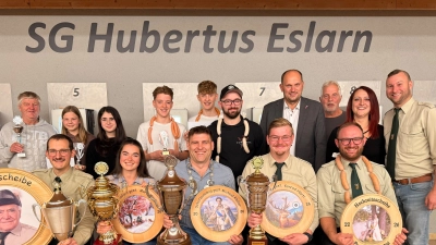 Bürgermeister Thomas Kleber (hinten 4.v.r.) und Sportleiter Fabian Wild (re.) gratulierte den Gewinnern. (Bild: Carolin Karl)