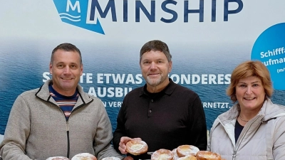 Die Vorsitzende Gabriele Schindler persönlich (rechts) brachte zusammen mit Uwe Bergmann (links) vom Förderverein die Kücheln zur Schnaittenbacher Reederei Minship. Geschäftsführer Markus Hiltl (Mitte) und sein gesamtes Team waren hocherfreut und ließen sich das zweite Frühstück schmecken. (Bild: Anja Hirzinger)