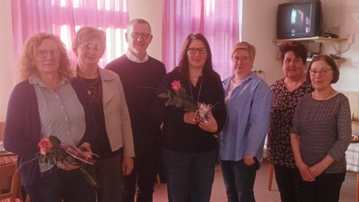 v. links: Rosemarie Boll (neu aufgenommen) Irene Kraus (Vorsitzende Im Team) Pfarrer Dr. Thomas Vogl, Cornelia Siller (neu aufgenommen) Sandra Wifling und Monika Grötsch (beide Vorsitzende im Team), Christa Schaftleitner (Kassiererin). (Bild: Silvia Hausner)