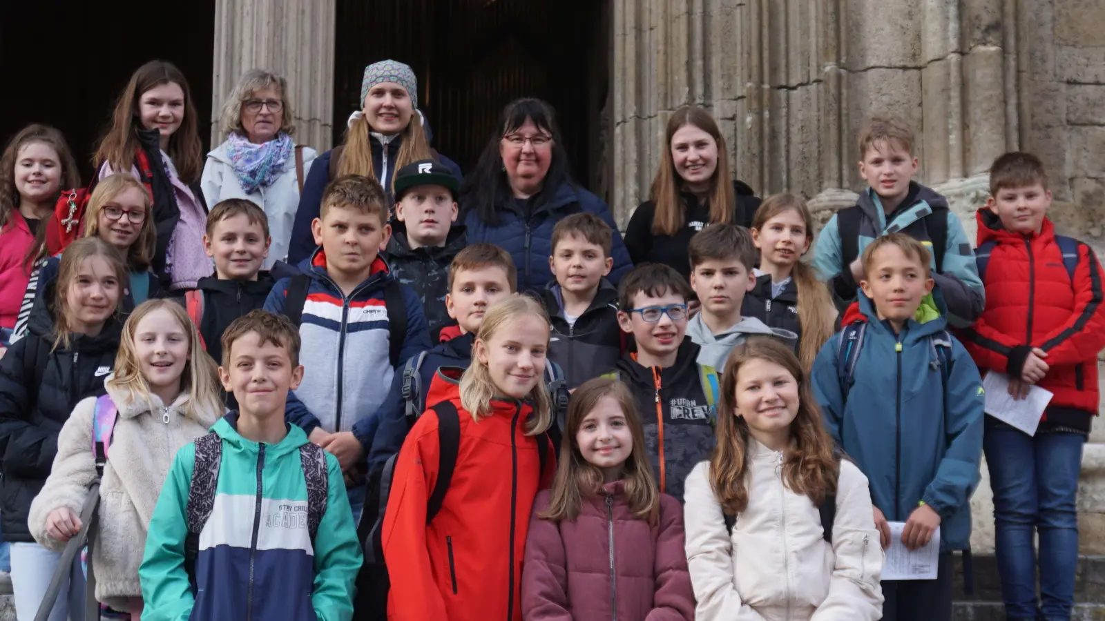 Die Waldthurner Firmling vorm Regensburger Dom (Bild: Kerstin Wallmeyer)