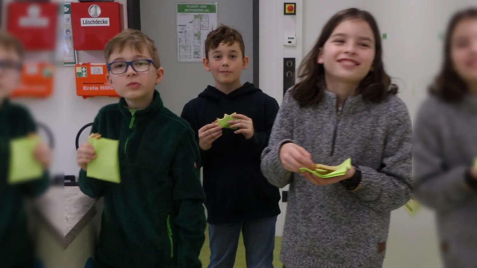 In der Schulküche wurden die frisch zubereiteten Waffeln sogleich verspeist (Bild: Victoria Nößner)