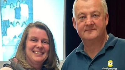 Sigi Roidl vom Kreisjugendring Schwandorf übergibt Simone Kramer von der Johanniter-Jugend Schwarzenfeld den Preis von 100 Euro. (Bild: KJR Schwandorf/exb)