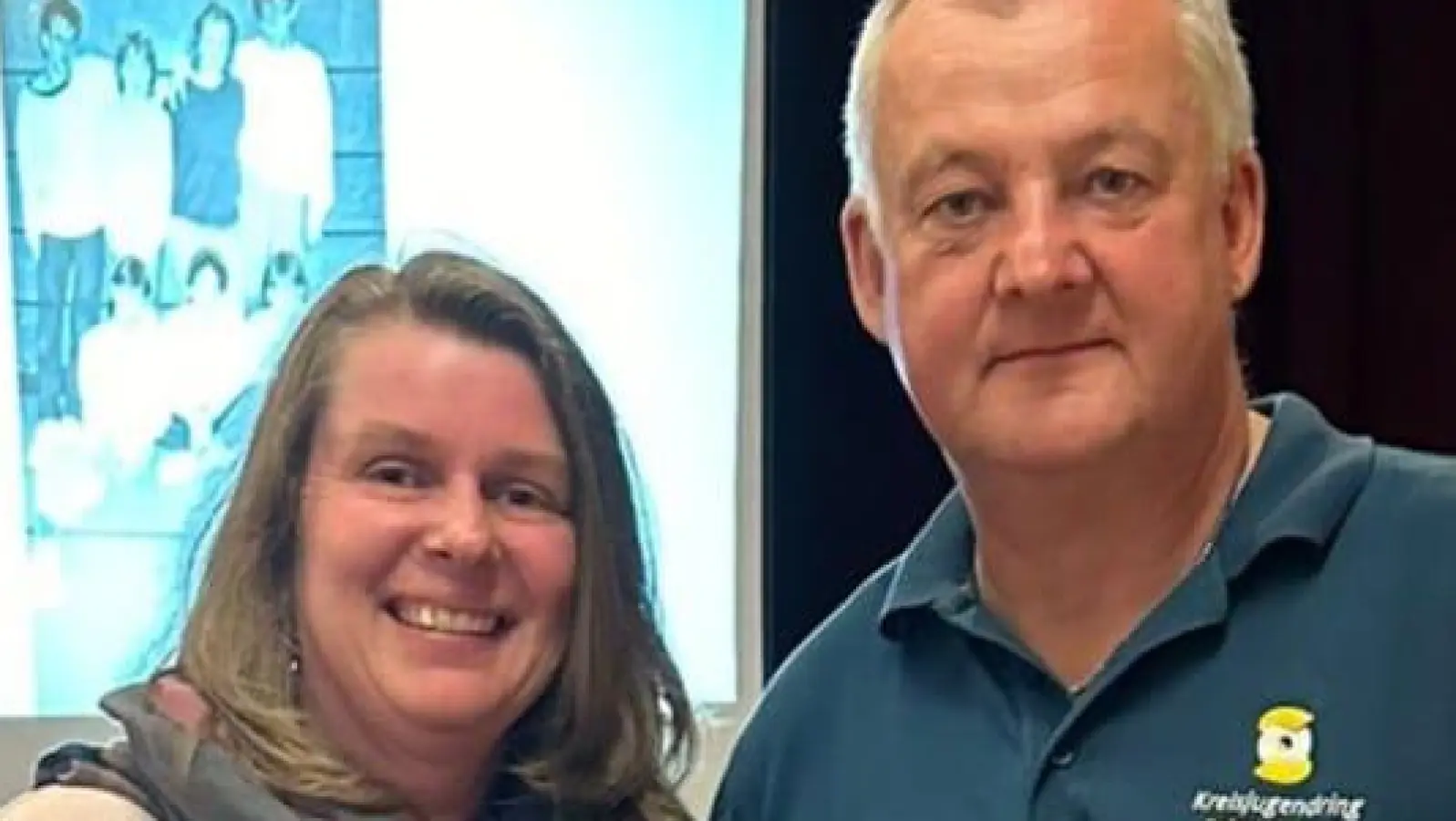 Sigi Roidl vom Kreisjugendring Schwandorf übergibt Simone Kramer von der Johanniter-Jugend Schwarzenfeld den Preis von 100 Euro. (Bild: KJR Schwandorf/exb)