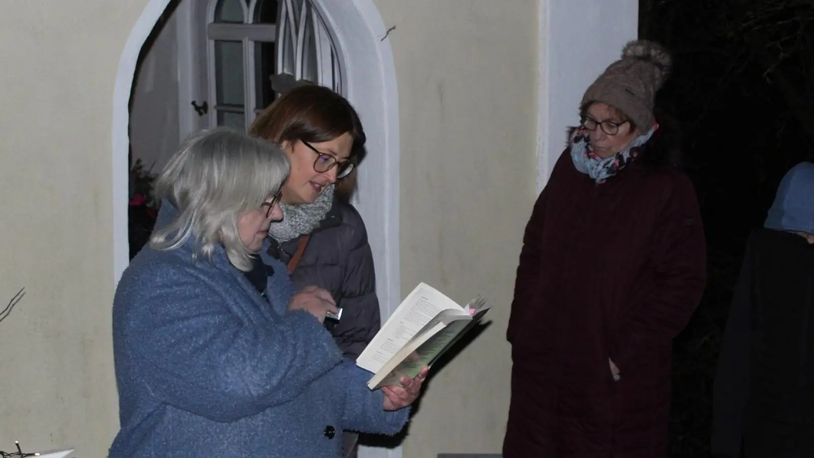 Gabi Schecklmann (v.li) und Melanie Pöllath trugen Fürbitten und Gebete vor der Kapelle in Hermannsreuth vor. (Bild: Josef Söllner)